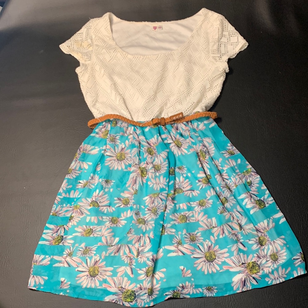 Women’s Country Style Dress large. Cute crochet looking top with sunflower skirt